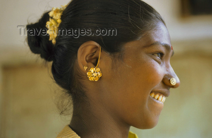 india301: South India:  Indian woman with gold jewlry and Bindi - photo by  W.Allgöwer - (c) Travel-Images.com - Stock Photography agency - Image Bank