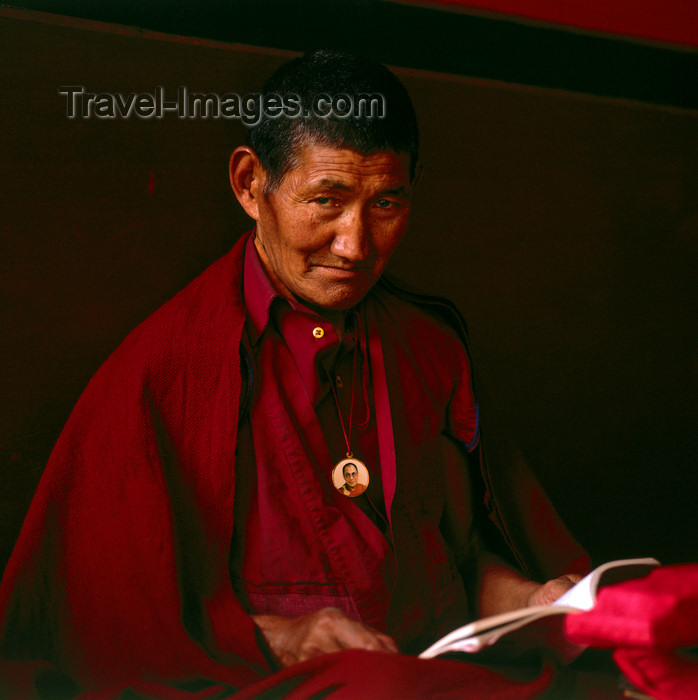 india388: India - Dharamsala (Himachal Pradesh): Tibetan monk with Dalai Lama amulet - photo by W.Allgower - (c) Travel-Images.com - Stock Photography agency - Image Bank