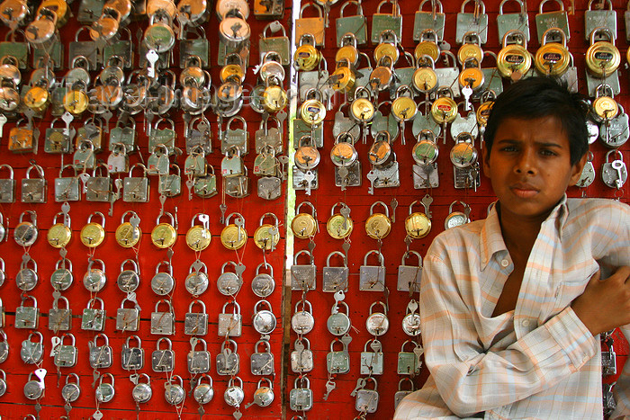 india442: Bundi, Rajasthan, India: boy selling padlocks - photo by M.Wright - (c) Travel-Images.com - Stock Photography agency - Image Bank