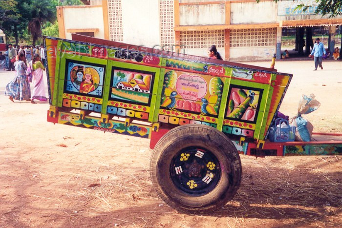 india47: India - Sravanabelagola: colourful cart at the bust station - photo by M.Torres - (c) Travel-Images.com - Stock Photography agency - Image Bank