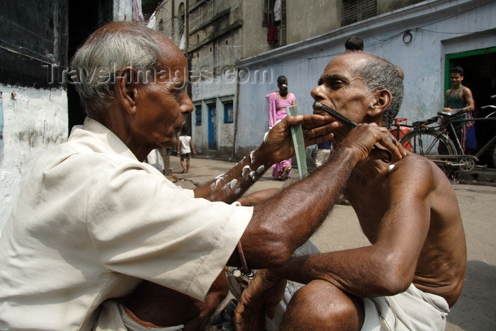india471: Calcutta / Kolkata, West Bengal, India: trimming a moustache - street barber working on the pavement - photo by G.Koelman - (c) Travel-Images.com - Stock Photography agency - Image Bank