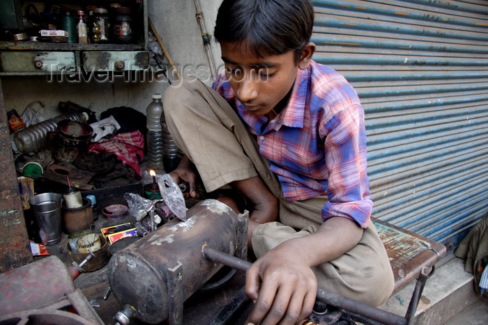 india474: Calcutta / Kolkata, West Bengal, India: child working with metal in the streets - child labour - photo by G.Koelman - (c) Travel-Images.com - Stock Photography agency - Image Bank