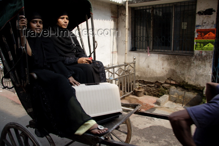 india479: Calcutta / Kolkata, West Bengal, India: rickshaw transporting two black-clad Muslim women - photo by G.Koelman - (c) Travel-Images.com - Stock Photography agency - Image Bank
