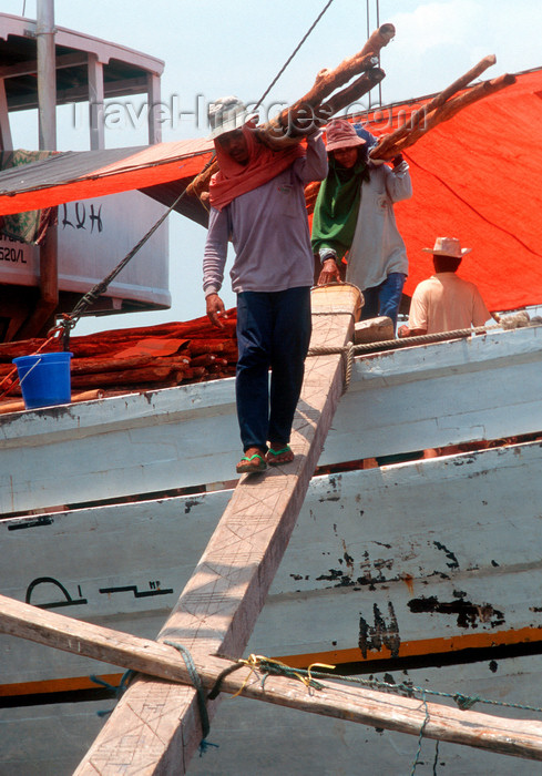 indonesia19: Sunda Kelapa, South Jakarta, Indonesia - man unloading a phinisi boat  - old port of Sunda Kelapa - estivadores - photo by B.Henry - (c) Travel-Images.com - Stock Photography agency - Image Bank