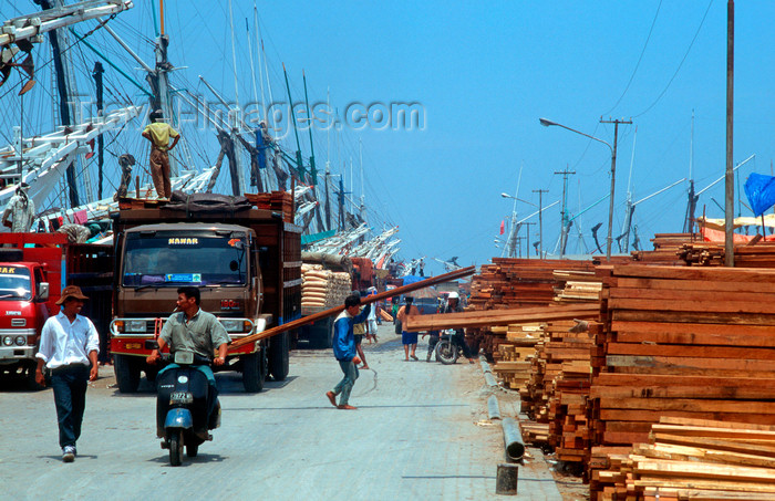 indonesia20: Sunda Kelapa, South Jakarta, Indonesia - timber being unloaded from phinisi boats - old port of Sunda Kelapa - photo by B.Henry - (c) Travel-Images.com - Stock Photography agency - Image Bank