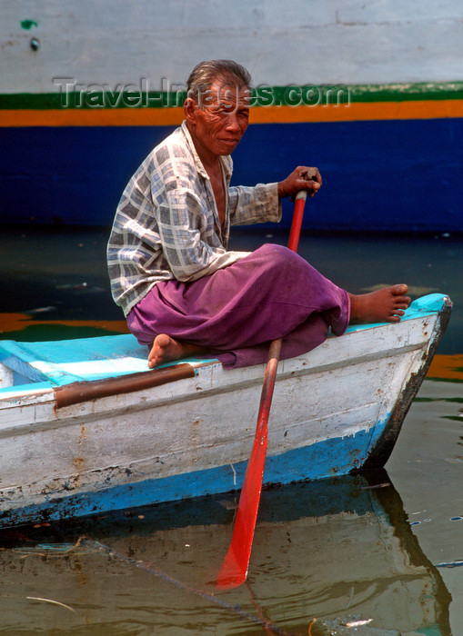indonesia23: Sunda Kelapa, South Jakarta, Indonesia - old man rowing - old port of Sunda Kelapa - photo by B.Henry - (c) Travel-Images.com - Stock Photography agency - Image Bank
