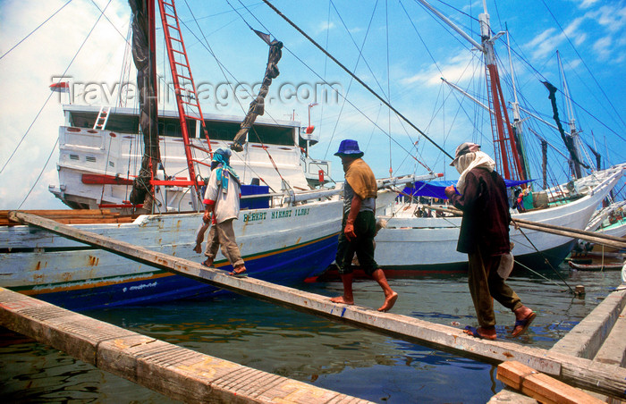 indonesia26: Sunda Kelapa, South Jakarta, Indonesia - harbour workers return to a pinisiq / phinisi / pinisi boat - the old port of Sunda Kelapa - photo by B.Henry - (c) Travel-Images.com - Stock Photography agency - Image Bank