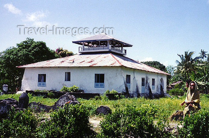 indonesia55: Indonesia - Pulau Gorong island (Watubela islands, Moluccas): mosque - photo by G.Frysinger - (c) Travel-Images.com - Stock Photography agency - Image Bank