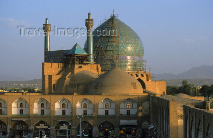 iran10: Isfahan / Esfahan - Iran: Imam / Shah Mosque seen from Ali Qapu Palace - built during the Safavid period - Naghsh-i Jahan Square - Masdjid-e Imam - UNESCO World Heritage Site - photo by W.Allgower  - (c) Travel-Images.com - Stock Photography agency - Image Bank