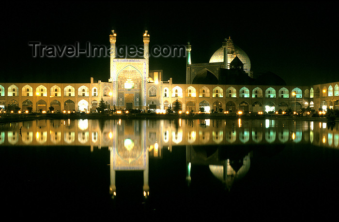 iran15: Iran - Isfahan: Imam Mosque - Masjed-E Emam - reflection in the pond - nocturnal - Naghsh-i Jahan Square - photo by W.Allgower - (c) Travel-Images.com - Stock Photography agency - Image Bank