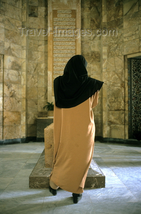 iran153: Iran - Shiraz: woman at the Mausoleum of Saadi - 13th century Persian sufi poet - Sa'diyeh settlement - photo by W.Allgower - (c) Travel-Images.com - Stock Photography agency - Image Bank