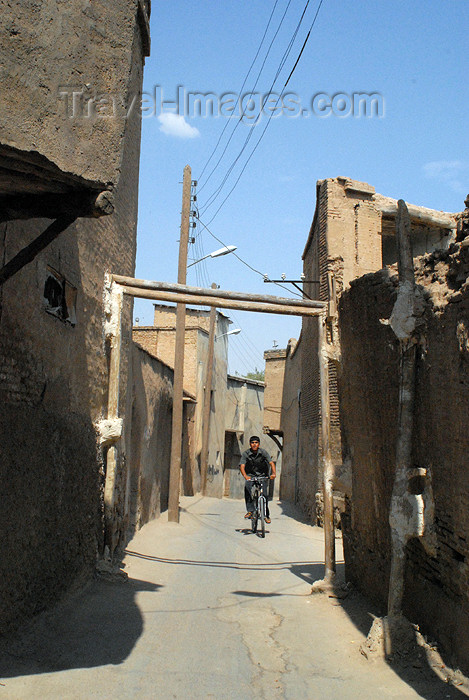 iran155: Iran - Shiraz: narrow alley - photo by M.Torres - (c) Travel-Images.com - Stock Photography agency - Image Bank