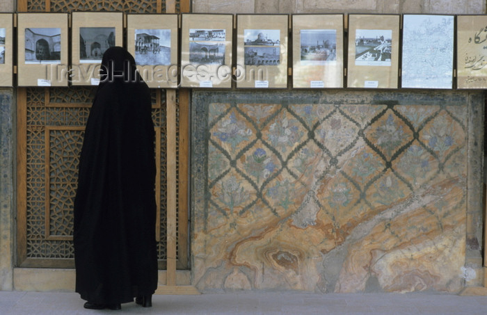 iran3: Iran - Isfahan: woman at a photo exhibition - photo by W.Allgower - (c) Travel-Images.com - Stock Photography agency - Image Bank