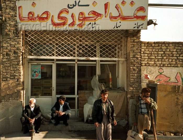 iran42: Iran - Zahedan (Baluchistan / Sistan va Baluchestan): waiting for the bus - photo by J.Kaman - (c) Travel-Images.com - Stock Photography agency - Image Bank