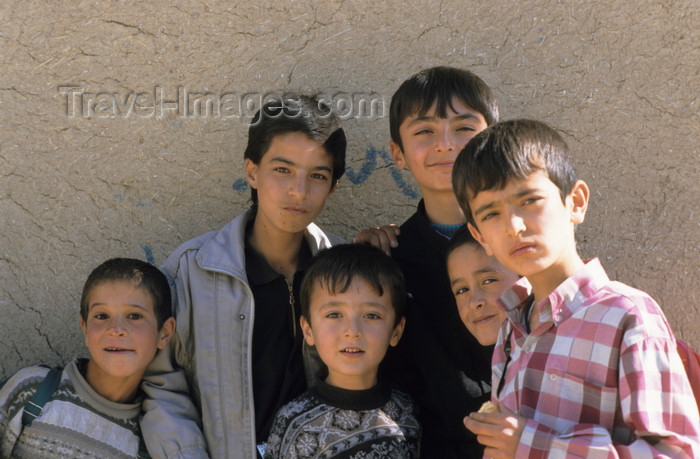 iran433: Iran - Takab / Tikab: Kurdish kids pose for the photographer - photo by W.Allgower - (c) Travel-Images.com - Stock Photography agency - Image Bank