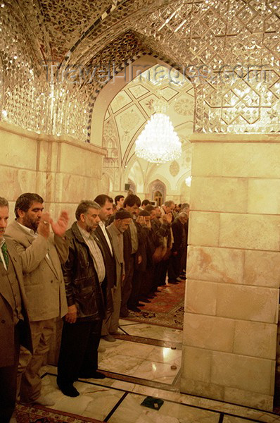 iran47: Iran - Isfahan / Ispahan: prayer time - Shia men praying - photo by J.Kaman - (c) Travel-Images.com - Stock Photography agency - Image Bank