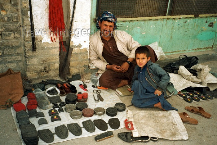 iran51: Iran - Zahedan (Baluchistan / Sistan va Baluchestan): Shoe repair - photo by J.Kaman - (c) Travel-Images.com - Stock Photography agency - Image Bank