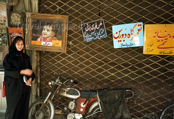 iran54: Iran - Zahedan (Baluchistan / Sistan va Baluchestan): muslim woman and motorbike - photo by J.Kaman - (c) Travel-Images.com - Stock Photography agency - Image Bank