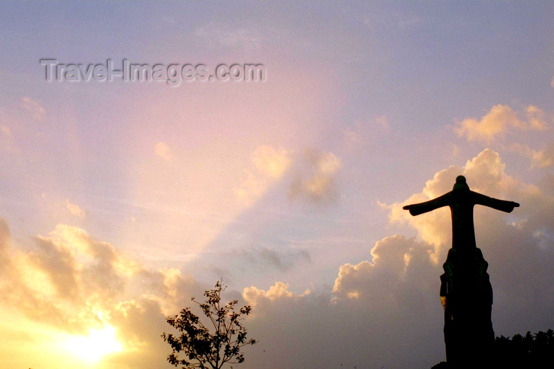 ireland99: Ireland - Bantry (co Cork): the sun and the statue of St Brendan (photo by M.Bergsma) - (c) Travel-Images.com - Stock Photography agency - Image Bank