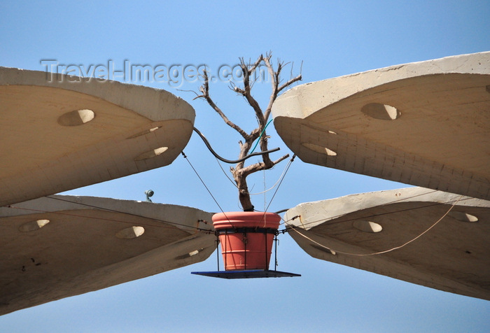israel47: Tel Aviv, Israel: flying vase and concrete mushrooms - Atarim Square - butalist architecture by Yaakov Rechter - photo by M.Torres - (c) Travel-Images.com - Stock Photography agency - Image Bank