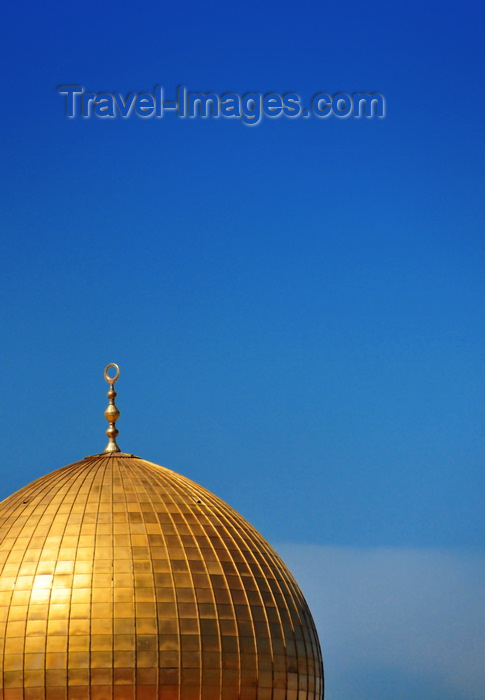 israel473: Jerusalem / al-Quds, Israel: golden dome and blue sky - Dome of the Rock - Kipat Hasela - built by Umayyad Caliph Abd al-Malik with architecture inspired in the Church of the Holy Sepulcher - Temple Mount, Har haBáyith - Esplanade of the Mosques - Haram el-Sherif - photo by M.Torres - (c) Travel-Images.com - Stock Photography agency - Image Bank