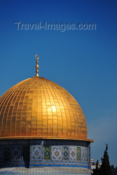 israel474: Jerusalem / al-Quds, Israel: golden dome and blue tiles - Dome of the Rock - Kipat Hasela - erected on the site of the Second Jewish Temple, demolished during the Roman Siege of Jerusalem - Temple Mount, Har haBáyith - Esplanade of the Mosques - Haram el-Sherif - photo by M.Torres - (c) Travel-Images.com - Stock Photography agency - Image Bank