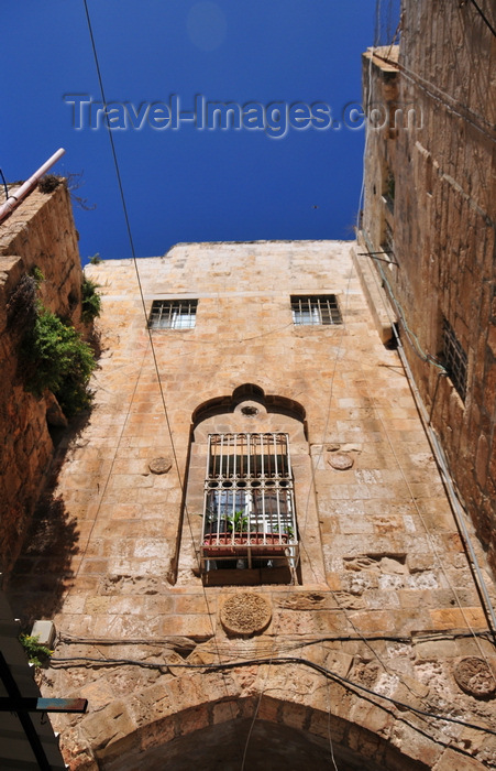 israel479: Jerusalem, Israel: stone arch and window over El Wad Ha Gai street - Muslim Quarter - photo by M.Torres - (c) Travel-Images.com - Stock Photography agency - Image Bank