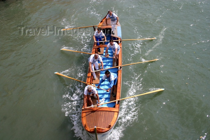 italy140: Italy - Venice: rowers (photo by C.Blam) - (c) Travel-Images.com - Stock Photography agency - Image Bank