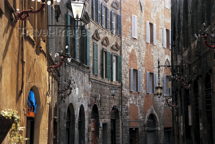 italy201: Italy / Italia - Siena (Toscany / Toscana) : Banchi di sopra (photo by M.Gunselman) - (c) Travel-Images.com - Stock Photography agency - Image Bank