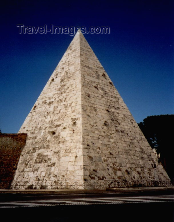 italy37: Italy / Italia - Rome / Roma: Piramide di Cestio - Pyramid of Cestius- mausoleum of Caius Cestius - photo by M.Torres - (c) Travel-Images.com - Stock Photography agency - Image Bank