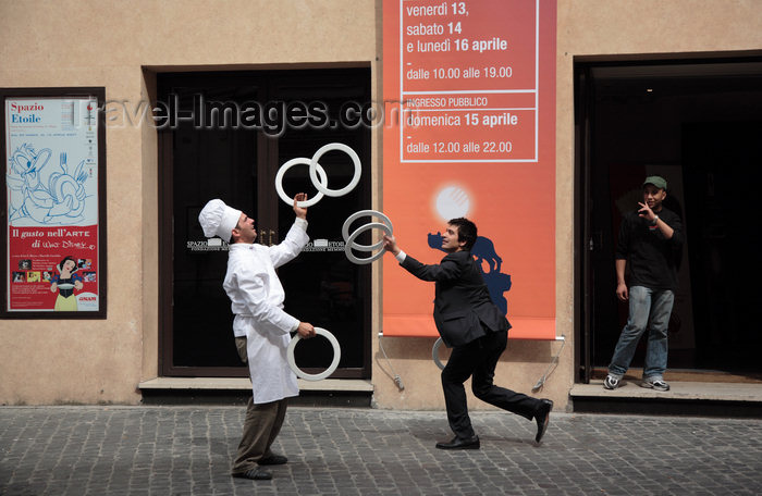 italy372: Rome, Italy - street jugglers  - photo by A.Dnieprowsky / Travel-images.com - (c) Travel-Images.com - Stock Photography agency - Image Bank