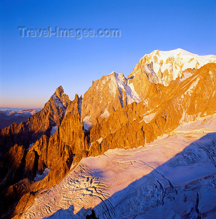 italy433: Italy - Mont Blanc / Monte Bianco -  Valle d'Aosta: Europe's tallest mountain (4809 m) and the Aiguille Noire de Peuterey - Graian Alps - Italo-French border - photo by W.Allgower - (c) Travel-Images.com - Stock Photography agency - Image Bank