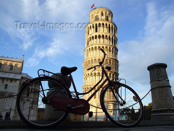 italy65: Italy / Italia - Pisa ( Toscany / Toscana ) / PSA :  leaning tower and bike - Piazza dei Miracoli - photo by M.Bergsma - (c) Travel-Images.com - Stock Photography agency - Image Bank