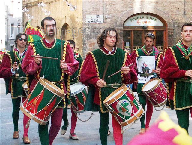 italy86: Italy / Italia - Siena / Sienna:  (Toscany / Toscana) / FLR : parade of the paleo champions - drummers (photo by Fiona Hoskin) - (c) Travel-Images.com - Stock Photography agency - Image Bank