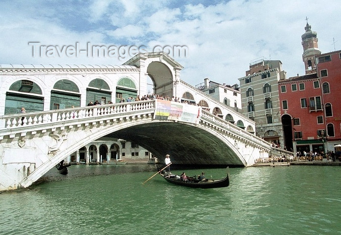italy95: Italy - Venice / Venezia (Venetia / Veneto) / VCE : Venice: gondola crossing the Rialto bridge - Grand Canal (photo by J.Kaman) - (c) Travel-Images.com - Stock Photography agency - Image Bank