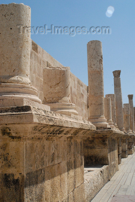 jordan203: Amman - Jordan: Roman Theatre - columns on the scaenae frons - photo by M.Torres - (c) Travel-Images.com - Stock Photography agency - Image Bank