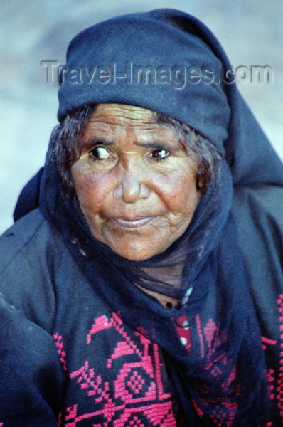 jordan25: Jordan - Petra: old bedouin woman - photo by J.Kaman - (c) Travel-Images.com - Stock Photography agency - Image Bank