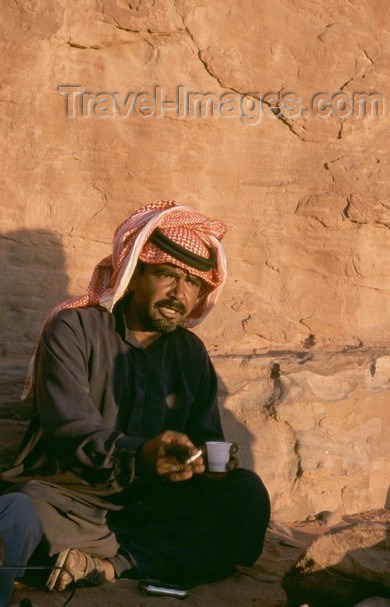 jordan32: Jordan - Wadi Rum: a bedouin's coffee break - photo by J.Kaman - (c) Travel-Images.com - Stock Photography agency - Image Bank