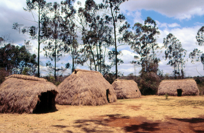 kenya57: Kenya - The Bomas of Kenya: straw hats - African Heritage - village (photo by F.Rigaud) - (c) Travel-Images.com - Stock Photography agency - Image Bank
