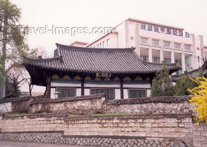 korean104: North Korea / DPRK - Pyongyang: remains of old times - traditional Korean architecture (photo by M.Torres) - (c) Travel-Images.com - Stock Photography agency - Image Bank