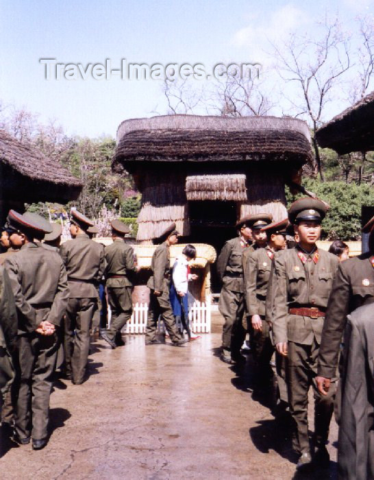 korean117: North Korea / DPRK - Pyongyang: the army at Mangyondae Native House - Kim Il Sung's childwood residence (photo by M.Torres) - (c) Travel-Images.com - Stock Photography agency - Image Bank