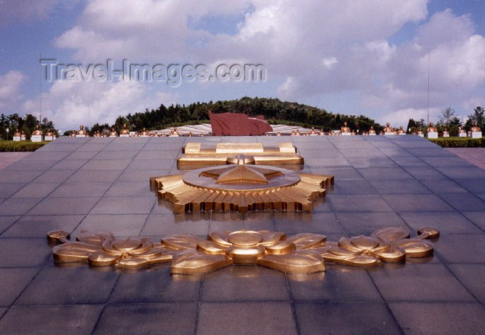 korean137: North Korea / DPRK - Taesong Mountains: Revolutionary Martyr's Cemetery - military honours  (photo by M.Torres) - (c) Travel-Images.com - Stock Photography agency - Image Bank