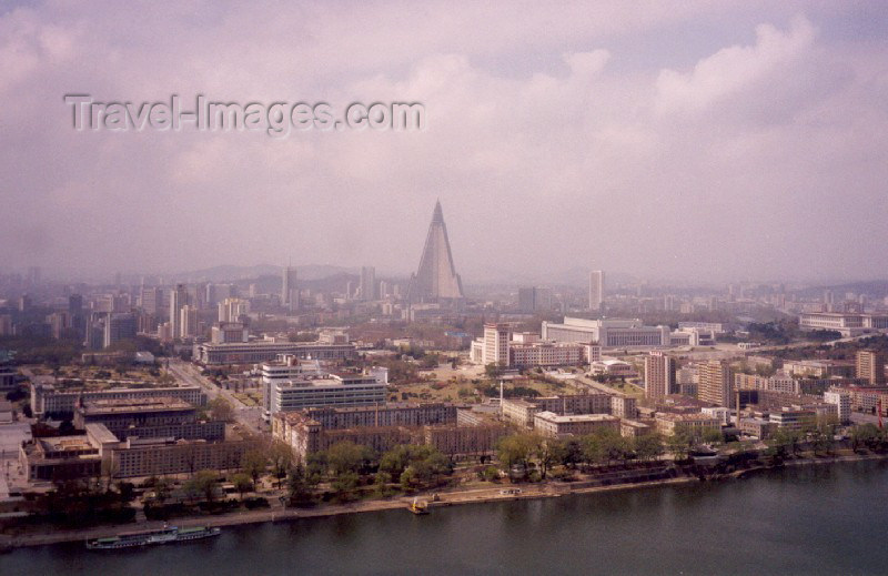 korean15: North Korea / DPRK - Pyongyang: Taedong river front - Pyongyang skyline with Ryugyong Hotel (photo by M.Torres) - (c) Travel-Images.com - Stock Photography agency - Image Bank
