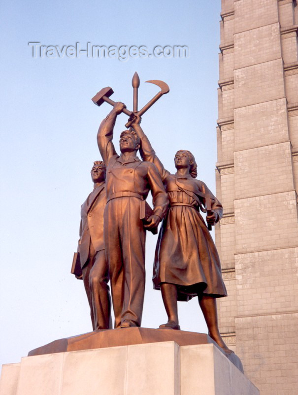korean22: North Korea / DPRK - Pyongyang: Tower of the Juche Idea - central statues - emblem of the Workers' Party of Korea with a worker, a peasant and an intellectual holding a hammer, sickle and writing brush - photo by M.Torres - (c) Travel-Images.com - Stock Photography agency - Image Bank