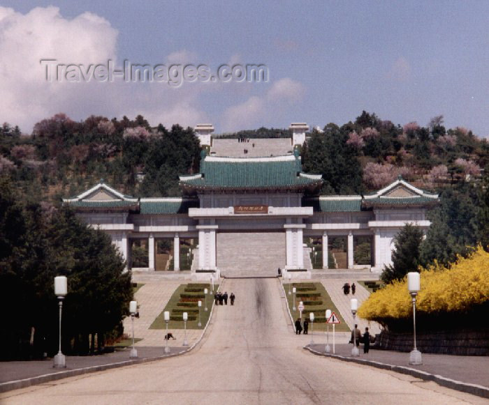 korean3: North Korea / DPRK - Taesong Mountains: Revolutionary martyrs's cemetery (photo by M.Torres) - (c) Travel-Images.com - Stock Photography agency - Image Bank