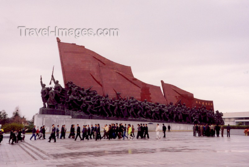 korean30: Pyongyang: Mansudae Grand Monument - communist flag (photo by M.Torres) - (c) Travel-Images.com - Stock Photography agency - Image Bank