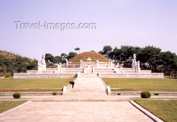 korean85: North Korea / DPRK - Tongmyong mausoleum: the tomb (photo by M.Torres) - (c) Travel-Images.com - Stock Photography agency - Image Bank