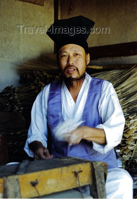 koreas37: Asia - South Korea - Kyeonggi-do / Gyeonggi-do (Gyeonggi province): basket weaver - Korean Folk Village - photo by S.Lapides - (c) Travel-Images.com - Stock Photography agency - Image Bank