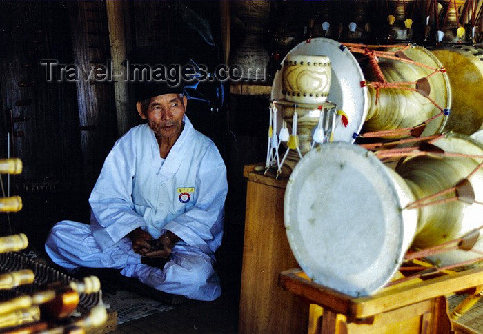 koreas43: Asia - South Korea - Kyeonggi-do / Gyeonggi-do (Gyeonggi province): drum man - Korean Folk Village - photo by S.Lapides - (c) Travel-Images.com - Stock Photography agency - Image Bank
