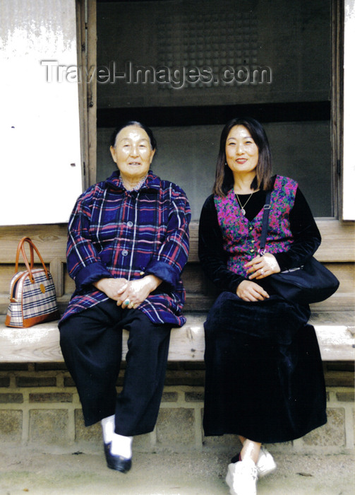 koreas58: Asia - South Korea - Korean women - mother and daughter - photo by S.Lapides - (c) Travel-Images.com - Stock Photography agency - Image Bank